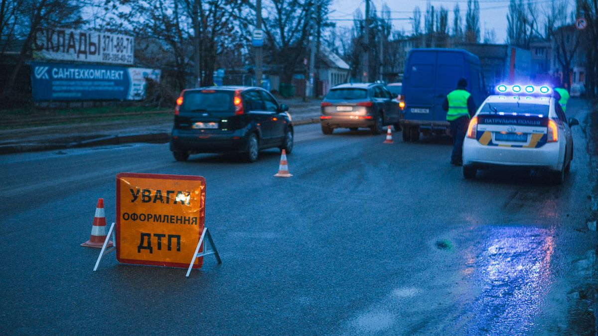 В Днепре на Любарского Mercedes сбил женщину, которая спешила на трамвай: полиция ищет свидетелей