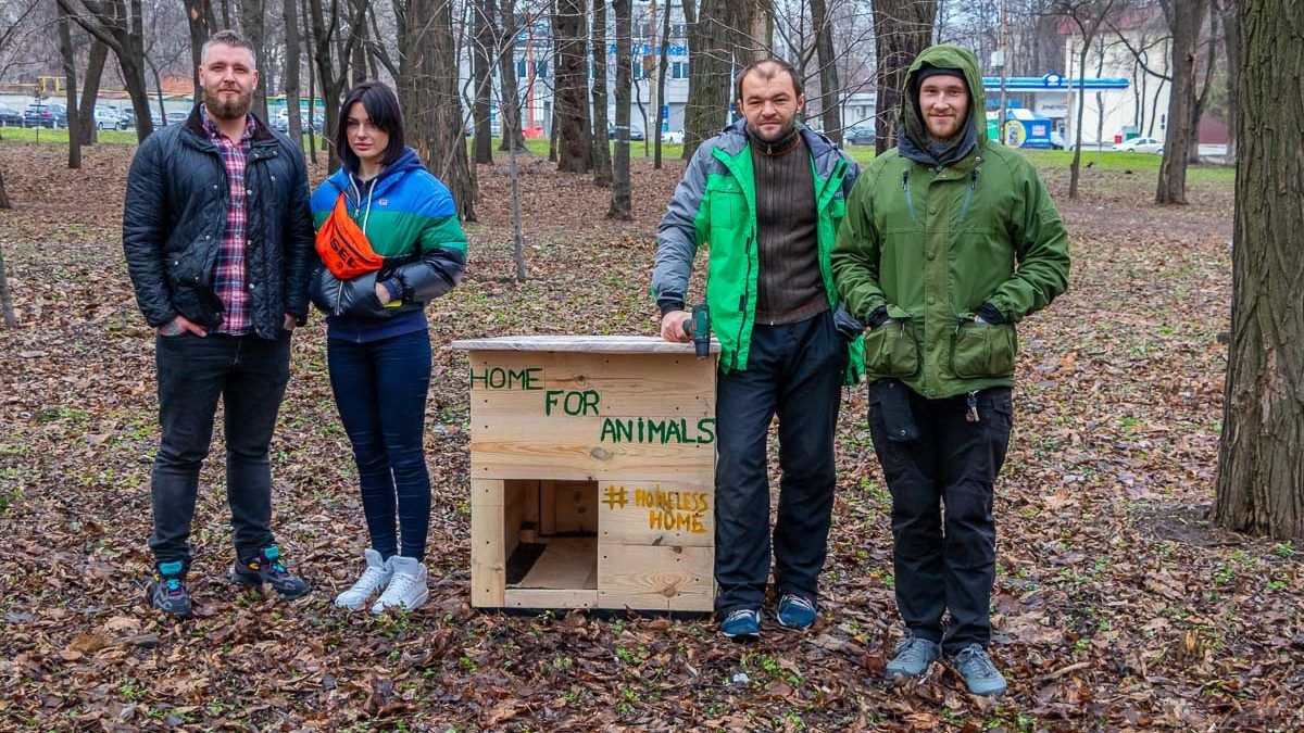 В Днепре молодые люди построили еще один домик для собак и не собираются останавливаться