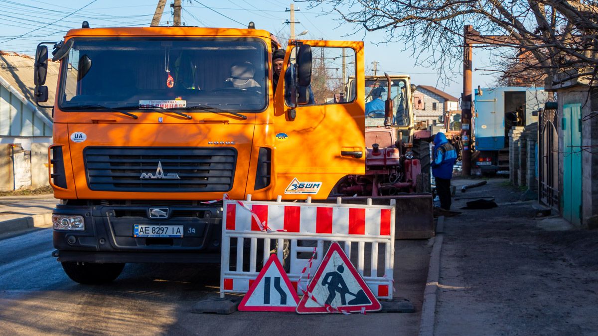 В Днепре возле «Водоканала» прорвало трубу: жители нескольких улиц остались без воды