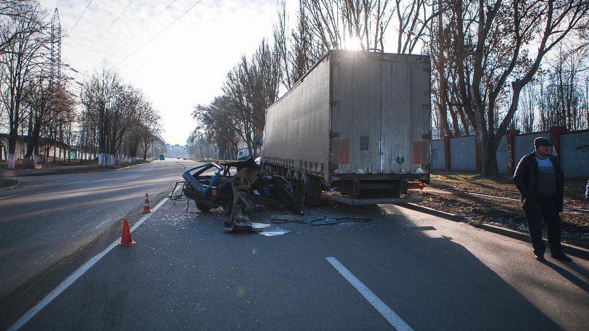 В Днепре на Данилы Галицкого Таврия влетела в фуру: пострадавшего не удалось спасти