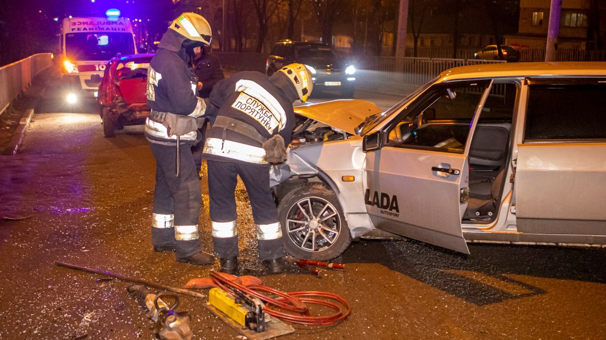 В Днепре на Рабочей столкнулись ВАЗ и Geely: пострадали дети