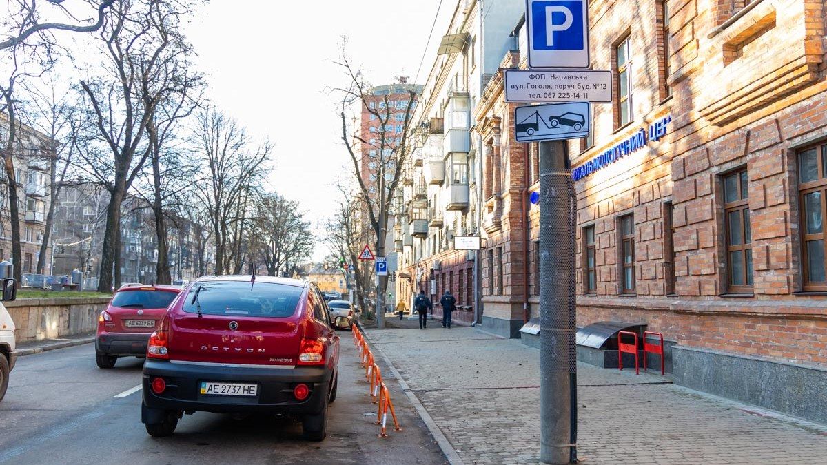 В Днепре на Гоголя поставили антипарковочные барьеры прямо на дороге