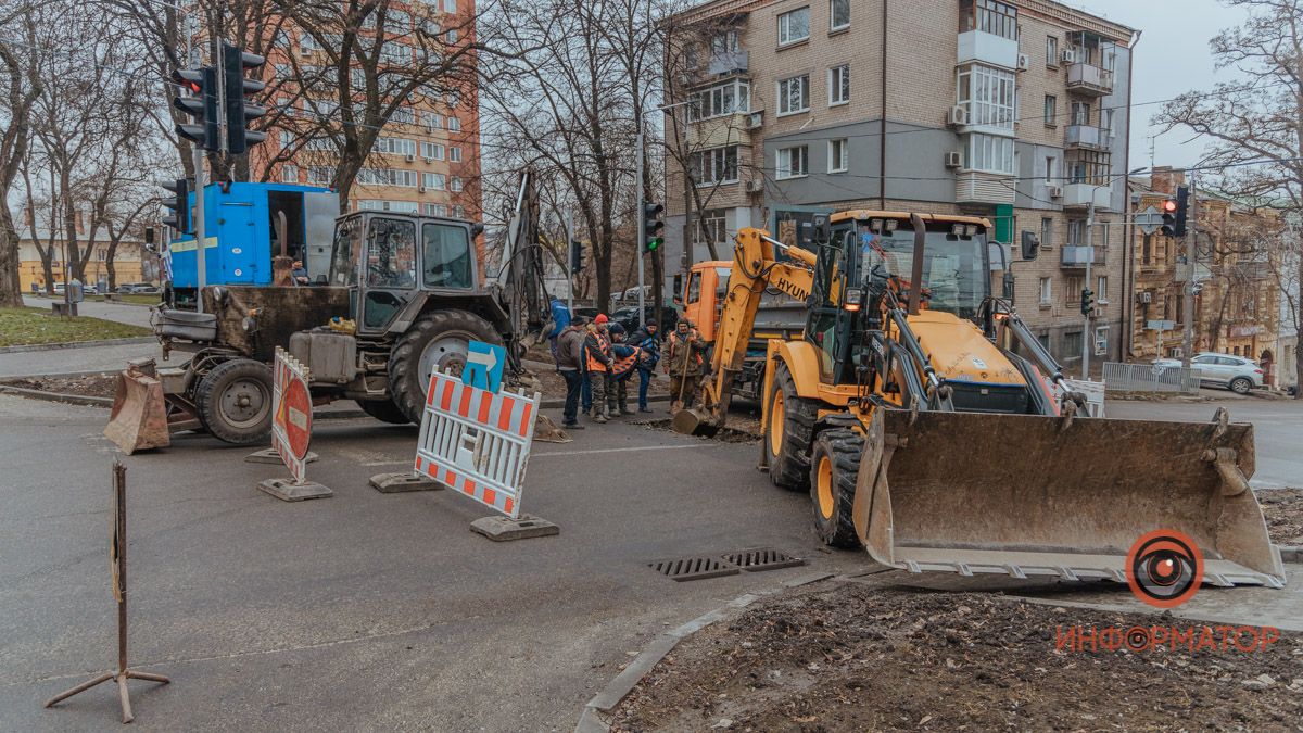 В Днепре на Гоголя лопнула труба водопровода: проезд перекрыт