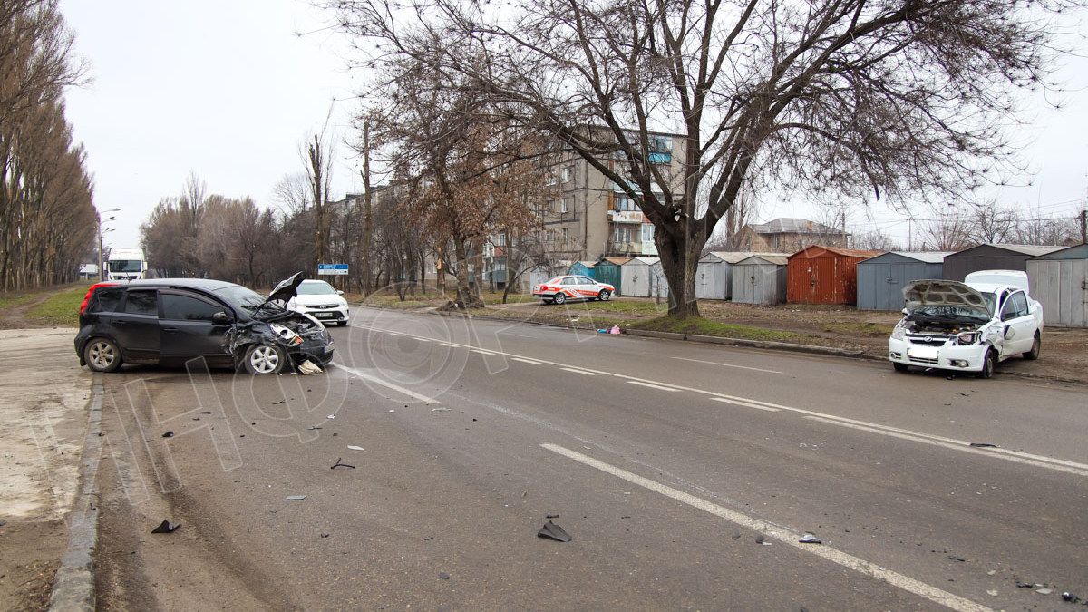 В Днепре на Криворожской столкнулись Nissan и ЗАЗ: видео момента аварии