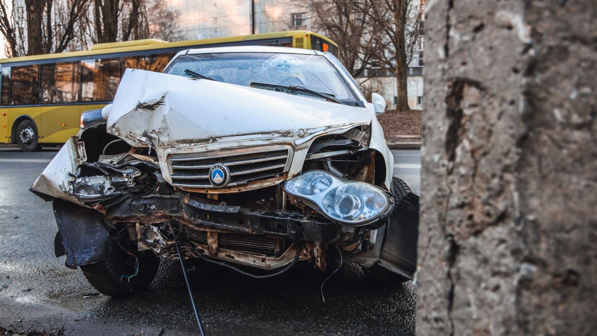 В Днепре на Криворожской Geely влетела в столб: водителя забрала скорая