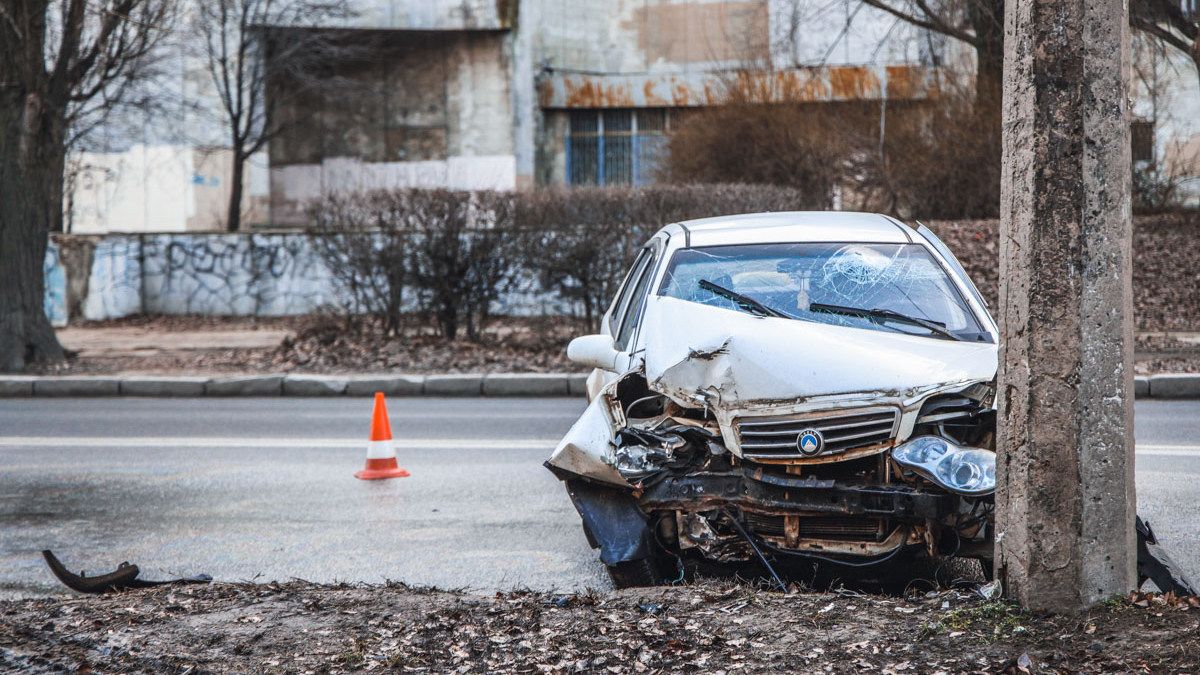 В Днепре на Криворожской Geely влетела в столб: видео момента аварии