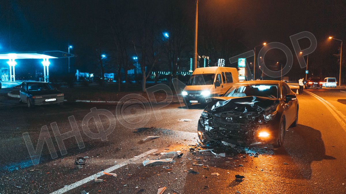 В Днепре на Космической столкнулись два автомобиля Mazda: движение затруднено