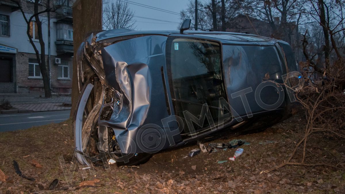 В Днепре на Шмидта BMW сбила дерево и перевернулась на бок