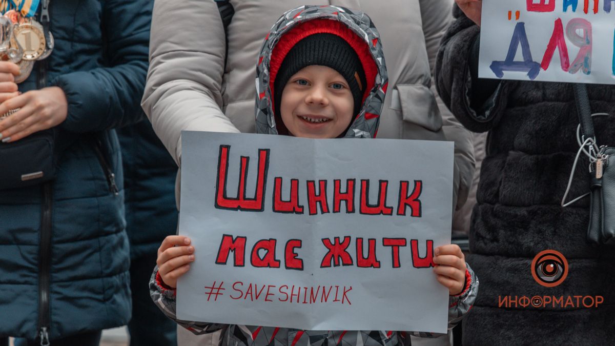 "Шинник" должен жить: в Днепре под горсовет вышли около сотни детей и родителей