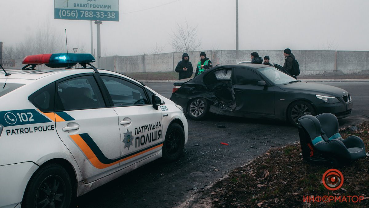 В Днепре на Космической столкнулись BMW и Skoda с детьми в салоне: двоих забрала скорая