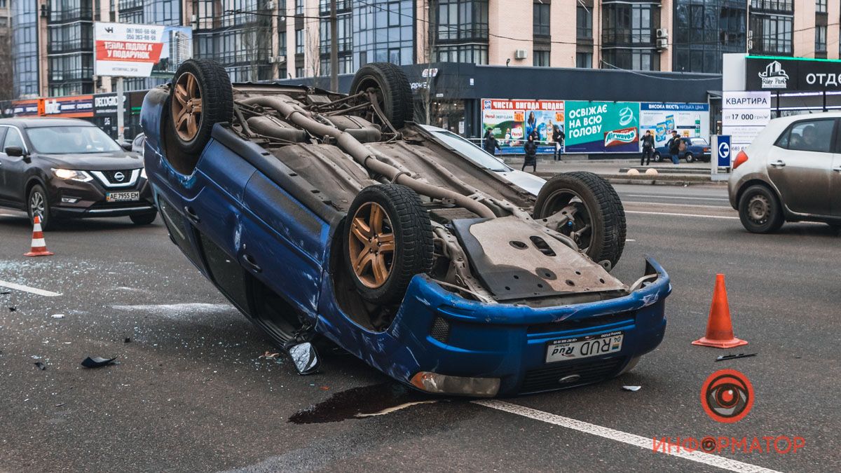 В Днепре на Набережной Победы перевернулся Subaru: образовалась огромная пробка