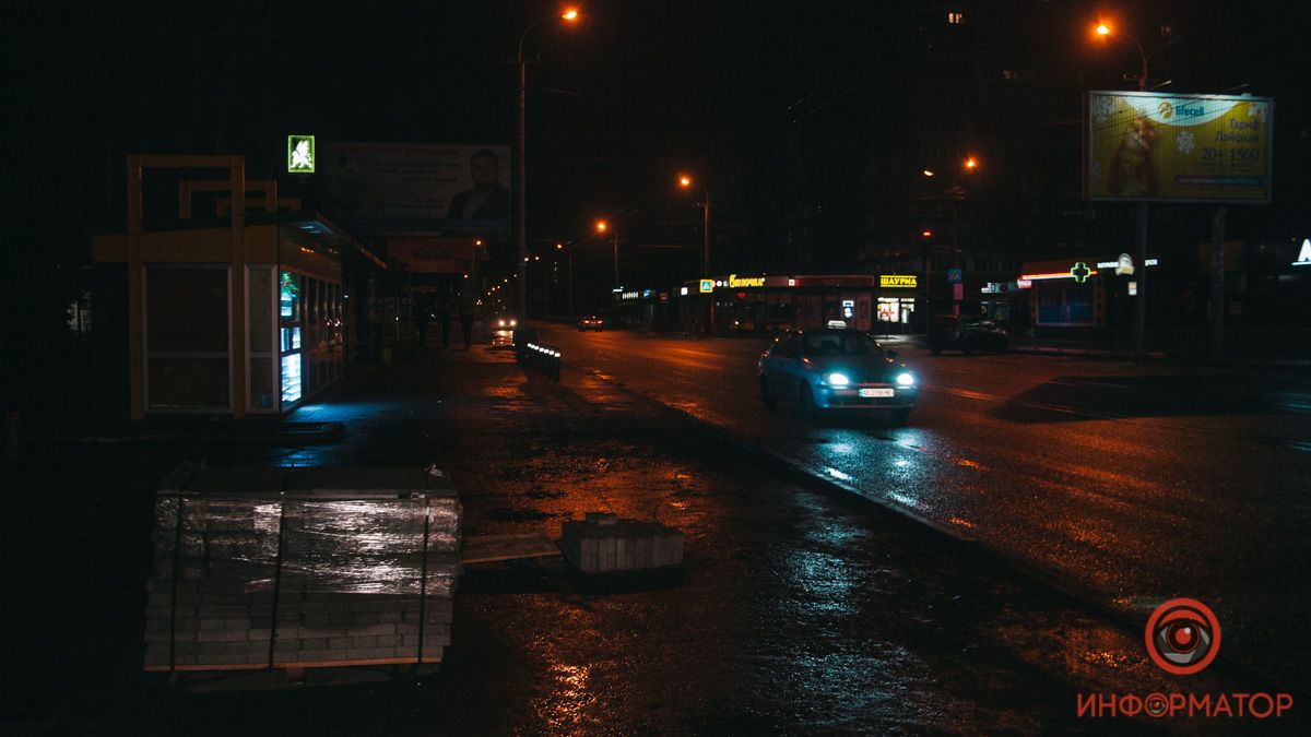 В Днепре ямы на проезжей части латают тротуарной плиткой