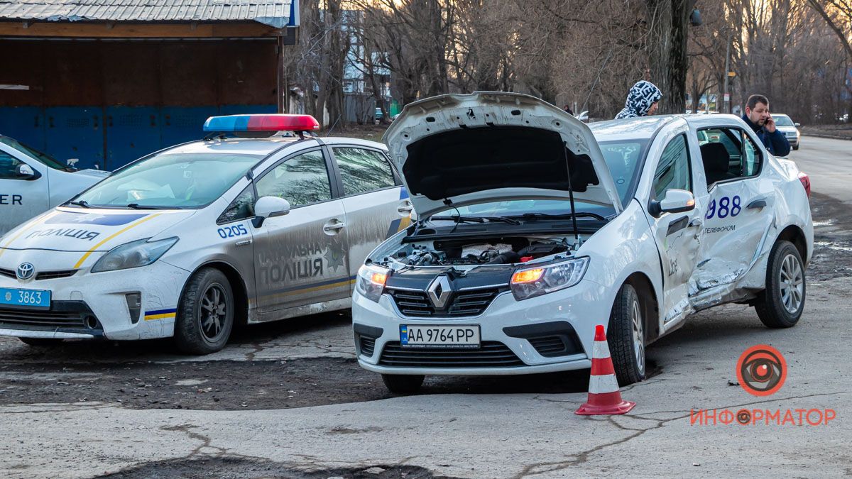 На проспекте Богдана Хмельницкого столкнулись Renault службы такси Uber и Geely: пострадала женщина