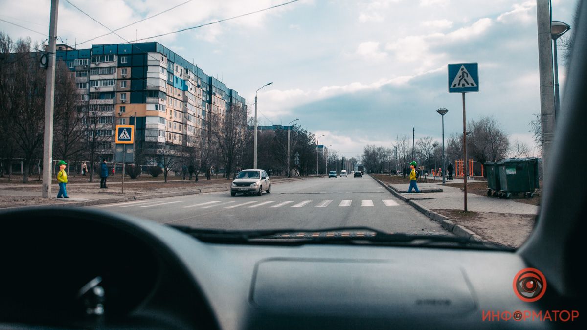 В Днепре на пешеходных переходах установили скульптуры "школьников"