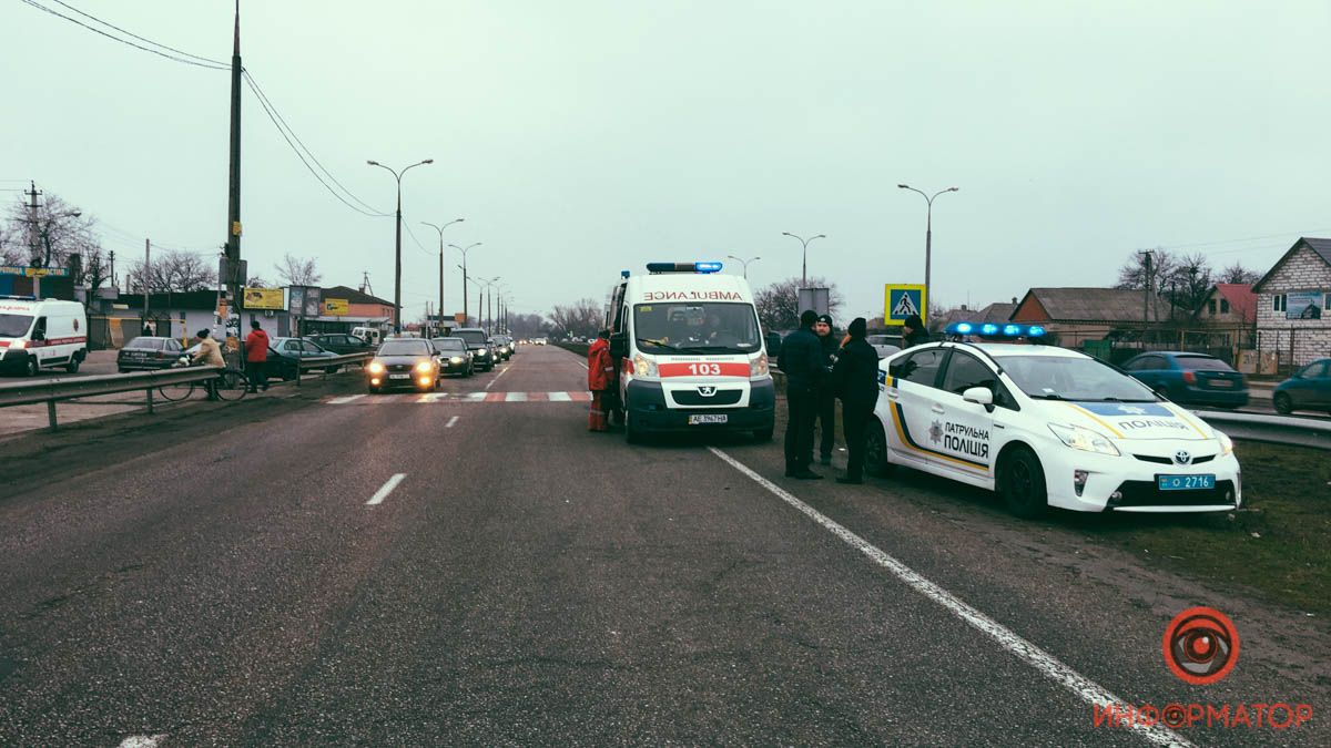 В Подгородном Volkswagen сбил маму с ребенком, которые шли по пешеходному переходу