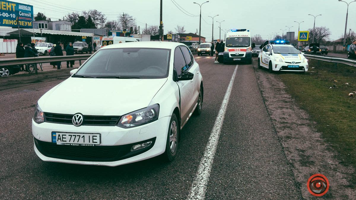 В Подгородном Volkswagen сбил маму с ребенком на пешеходном переходе: появилось видео момента