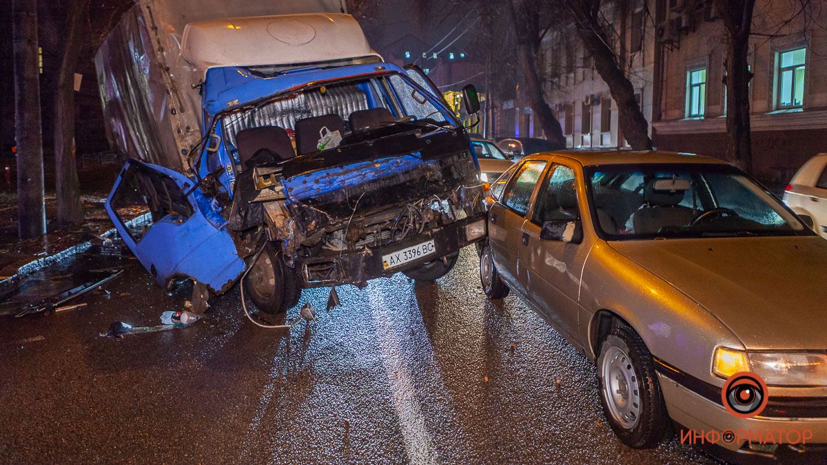 В Днепре на Сечевых Стрельцов грузовик FAW въехал в дерево и ударил Opel