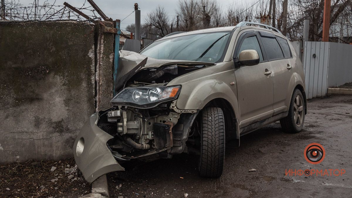 Под Днепром Mitsubishi влетел в бетонный забор