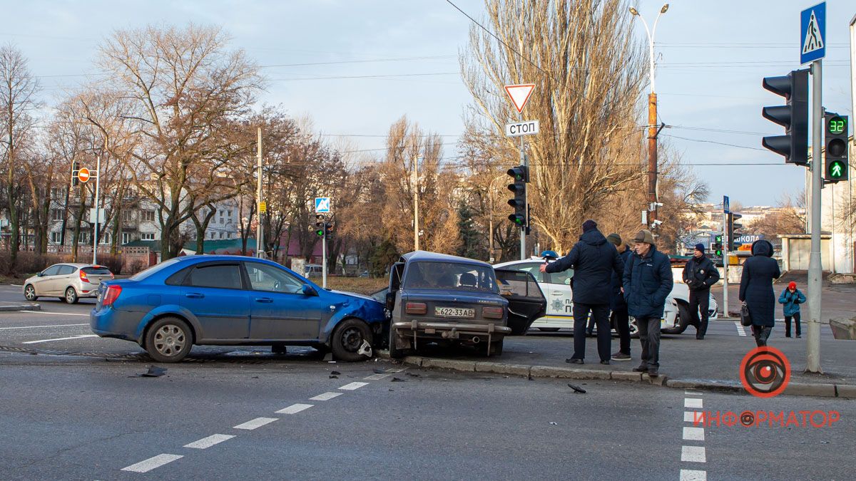 В Днепре на пересечении Филиппа Орлика и Александра Поля столкнулись ВАЗ и Chevrolet: есть пострадавшие