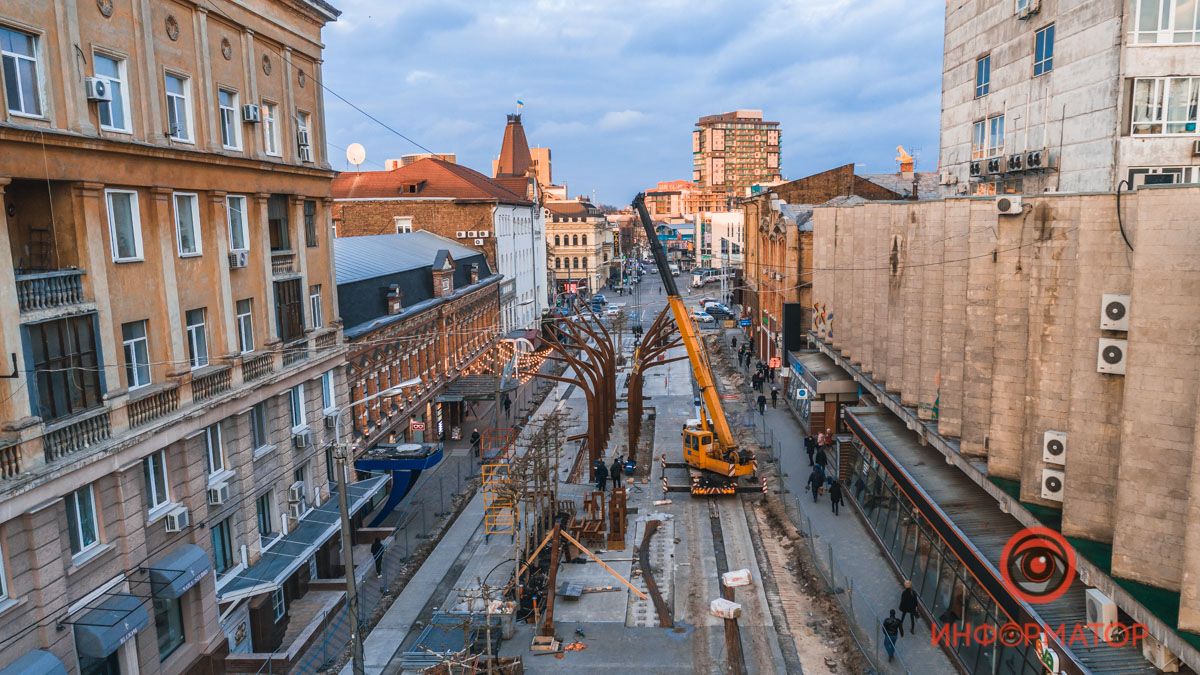 В Днепре на улице Короленко появились фонарные столбы