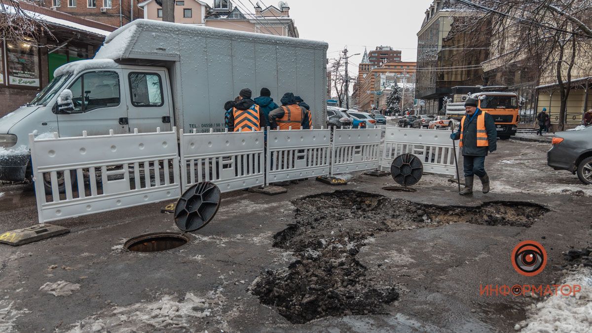 В Днепре на Баррикадной провалился асфальт