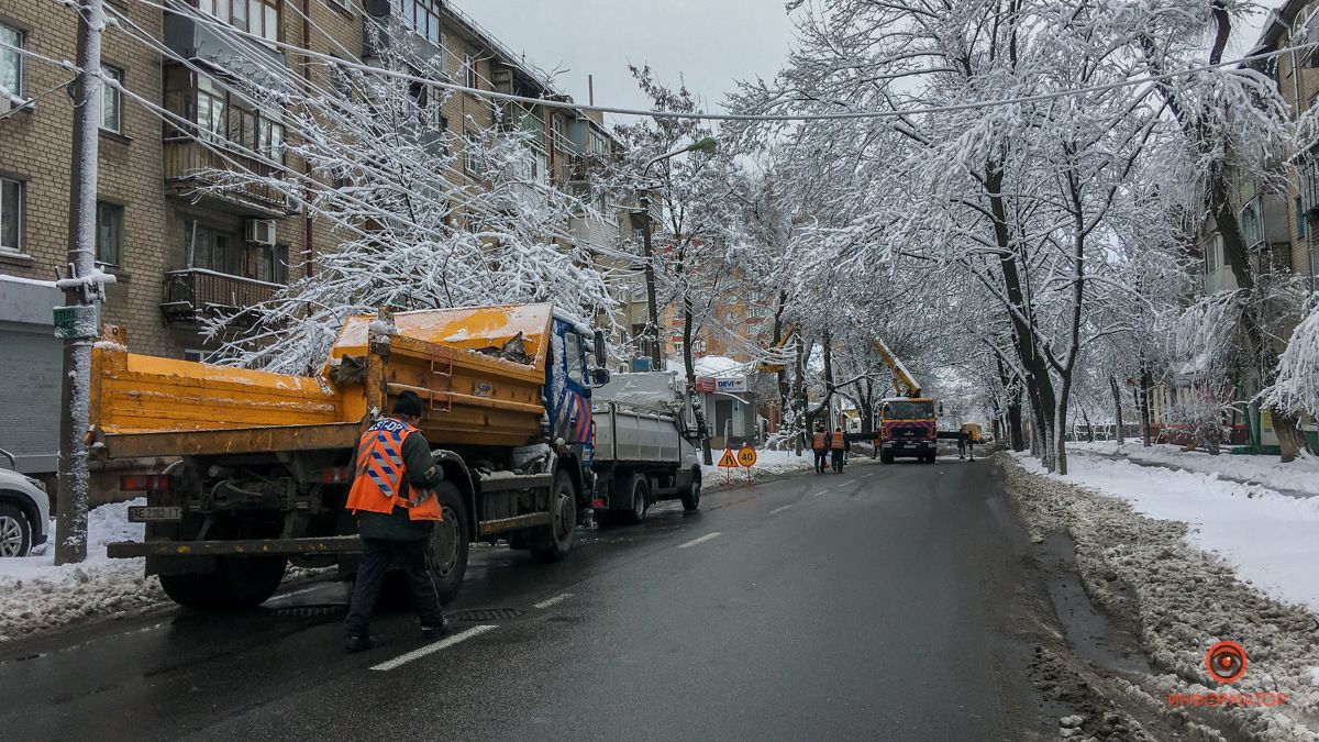 Последствия непогоды: в центре Днепра перекрыли улицу