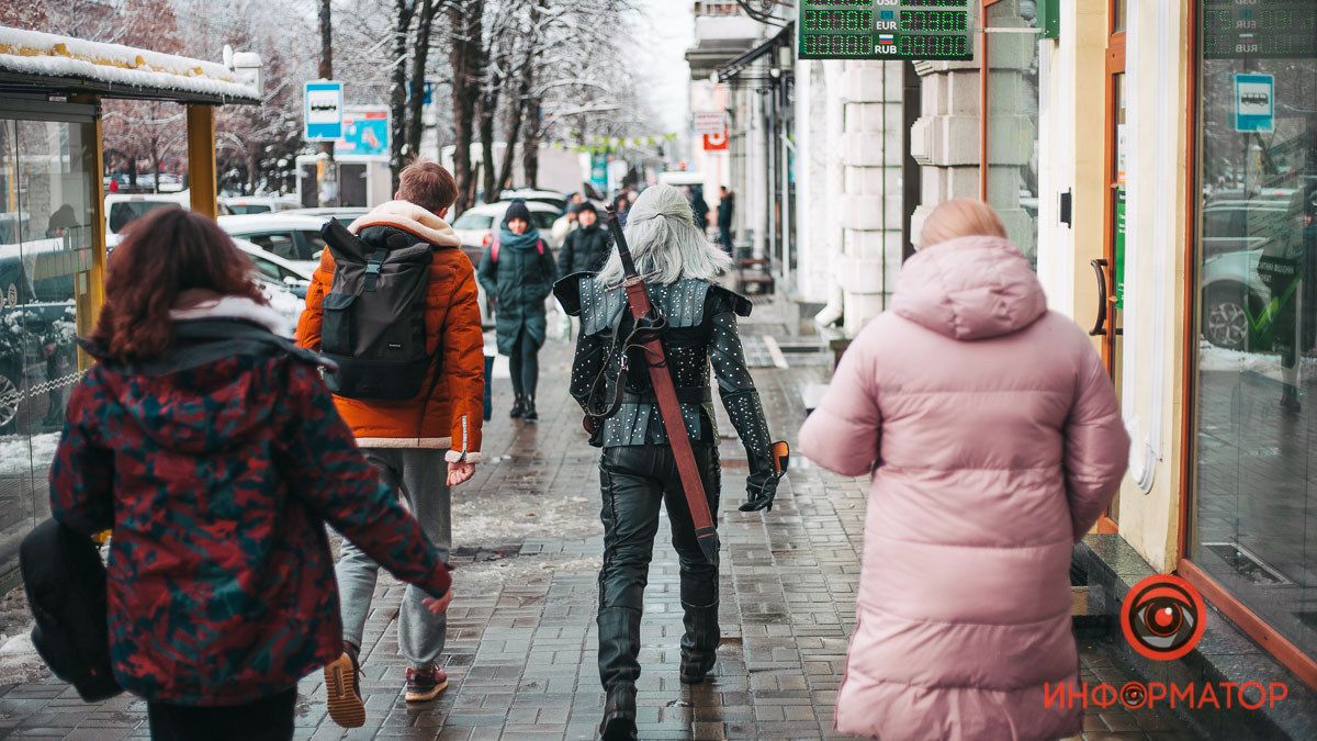 По центру Днепра гулял ведьмак Геральт в поисках чудовищ