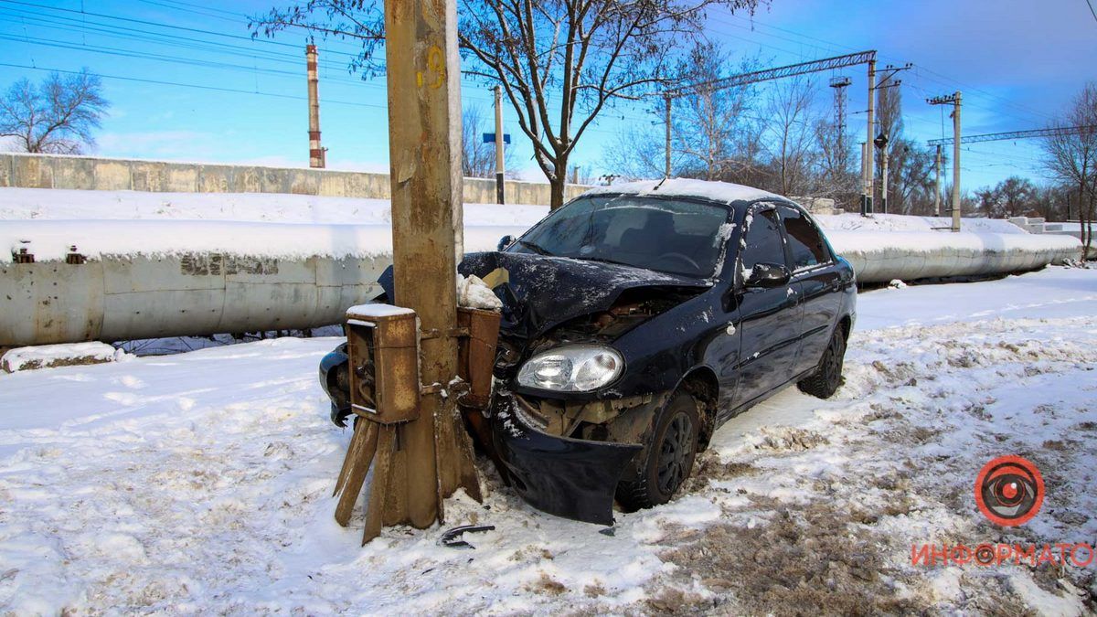 В Днепре на въезде на Амурский мост Daewoo Lanos влетел в столб