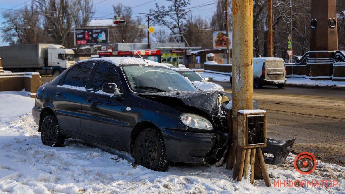 В Днепре на въезде на Старый мост Daewoo влетел в столб: появилось видео