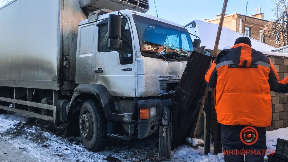 В Днепре на Байкальской грузовик влетел в забор частного дома и снес газовую трубу