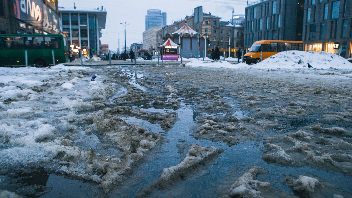 В Днепре из-за снегопада придется дольше ждать общественный транспорт