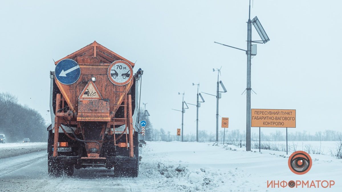 Более 80 единиц спецтехники и более 800 тонн противогололедной смеси: Днепр борется с непогодой