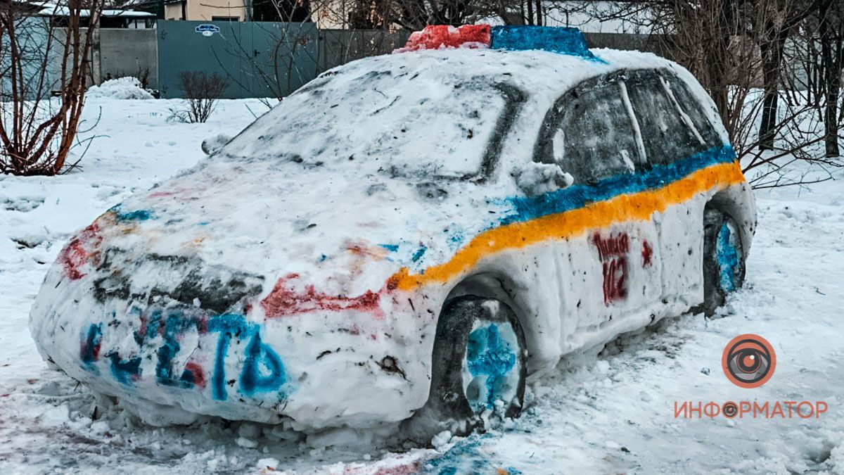 В Днепре слепили патрульную машину из снега: на место вызвали полицию