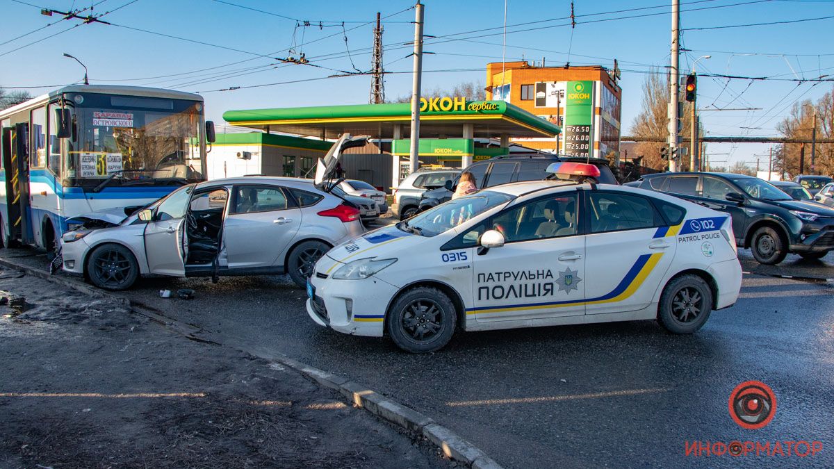 В Днепре на Калиновой Ford столкнулся с Lexus и отлетел в автобус 51-го маршрута: двоих пострадавших забрала скорая