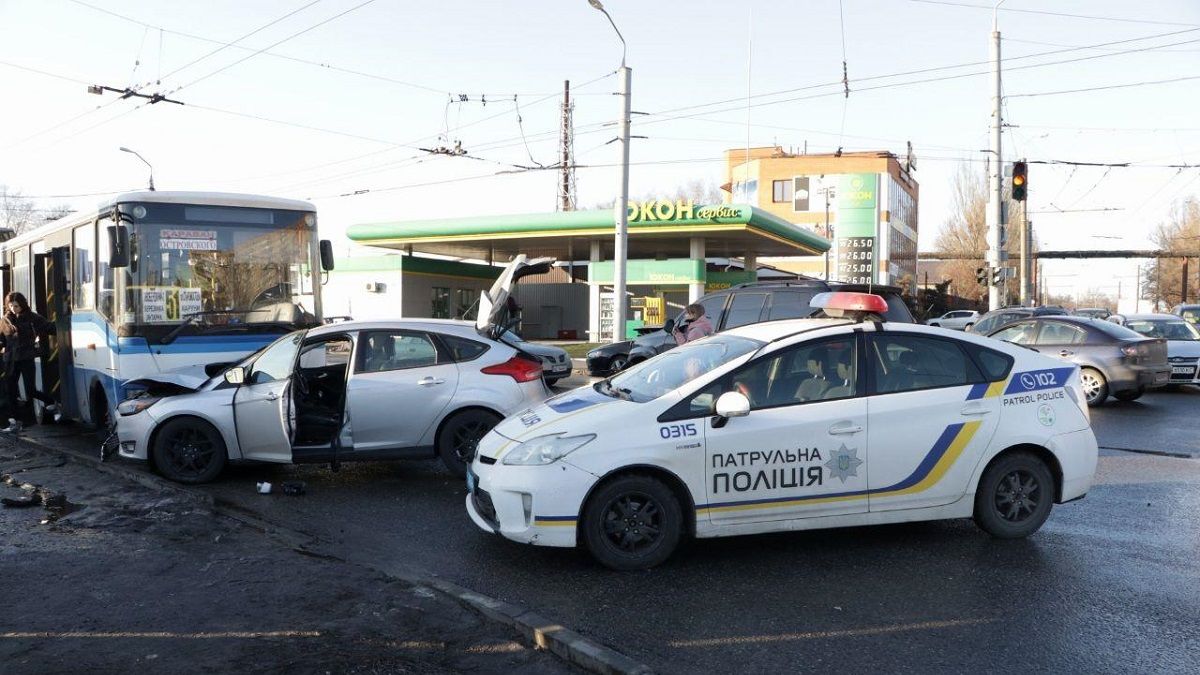 В Днепре на Калиновой Ford столкнулся с Lexus и отлетел в автобус 51-го маршрута: появилось видео