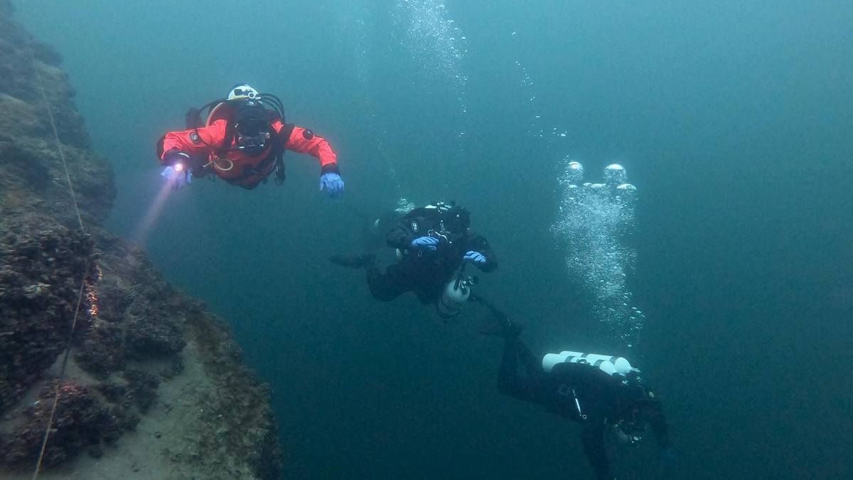 Дайверы погрузились в холодный водоем и сняли для жителей Днепра видео из глубин