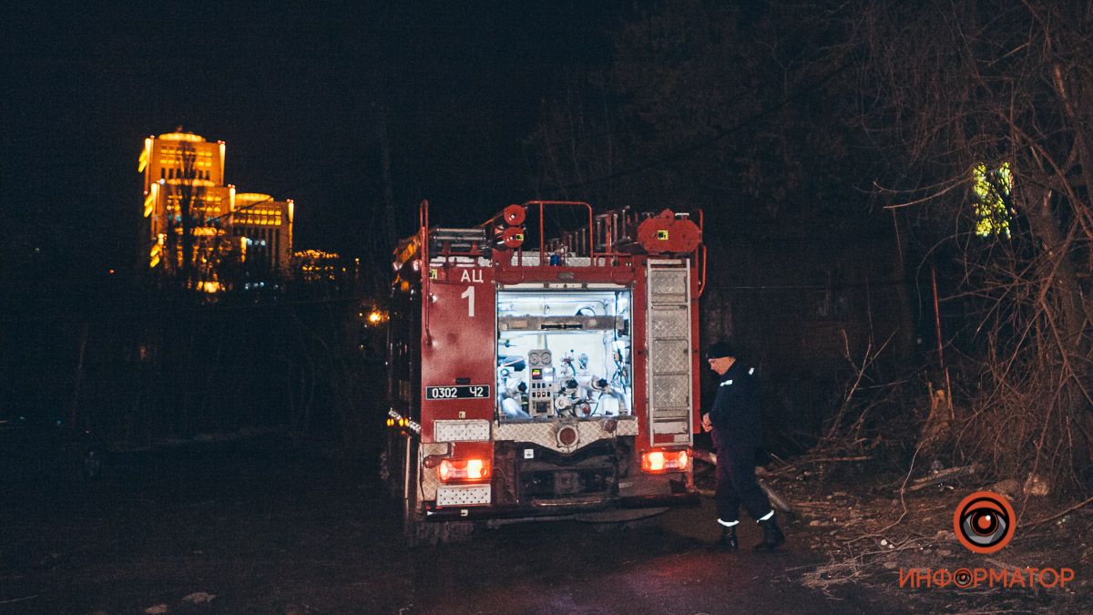 В Днепре на Ломаной горел заброшенный дом