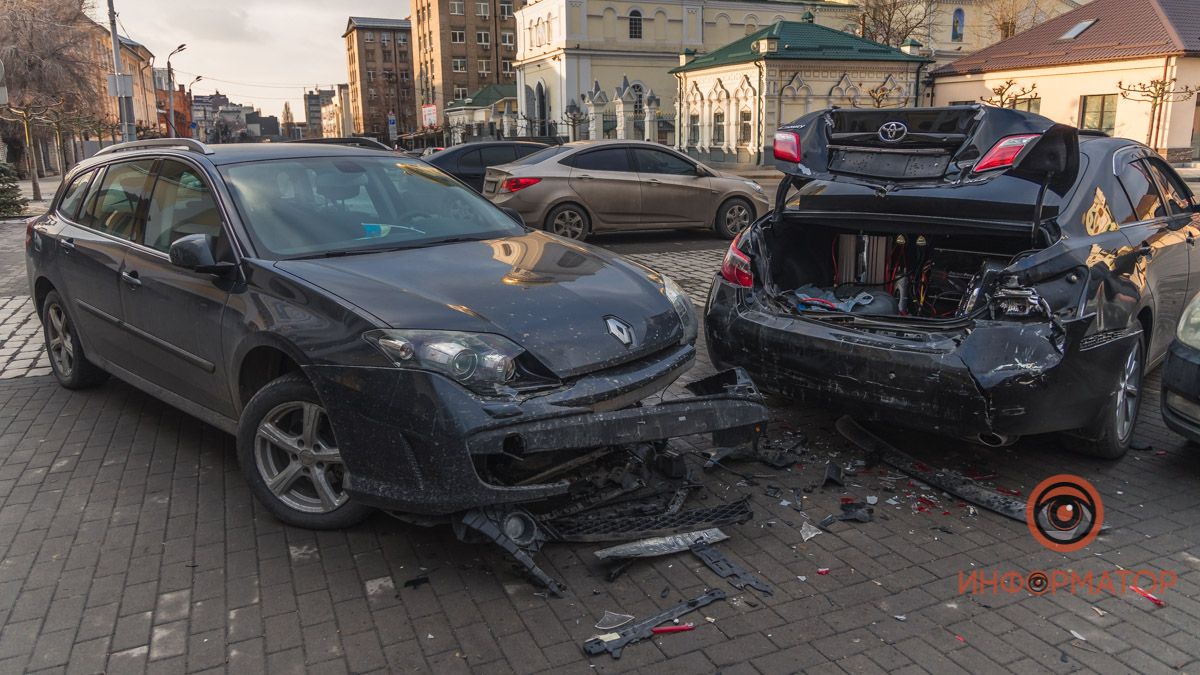 В Днепре на Троицкой площади столкнулись Toyota, Lexus и Renault