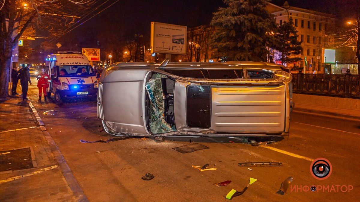 В Днепре на проспекте Яворницкого перевернулся Toyota Prado: появилось видео