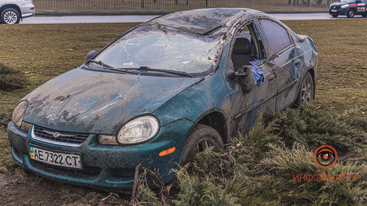 В Днепре на Набережной Заводской Chrysler вылетел на газон и перевернулся: женщину и ее 7-летнюю дочь забрала скорая