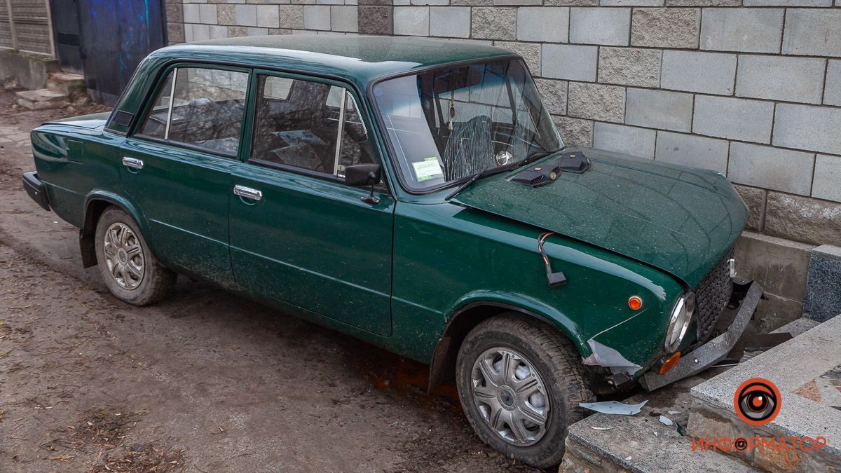 В Днепре на Ростовской ВАЗ врезался в забор: водителя забрала скорая