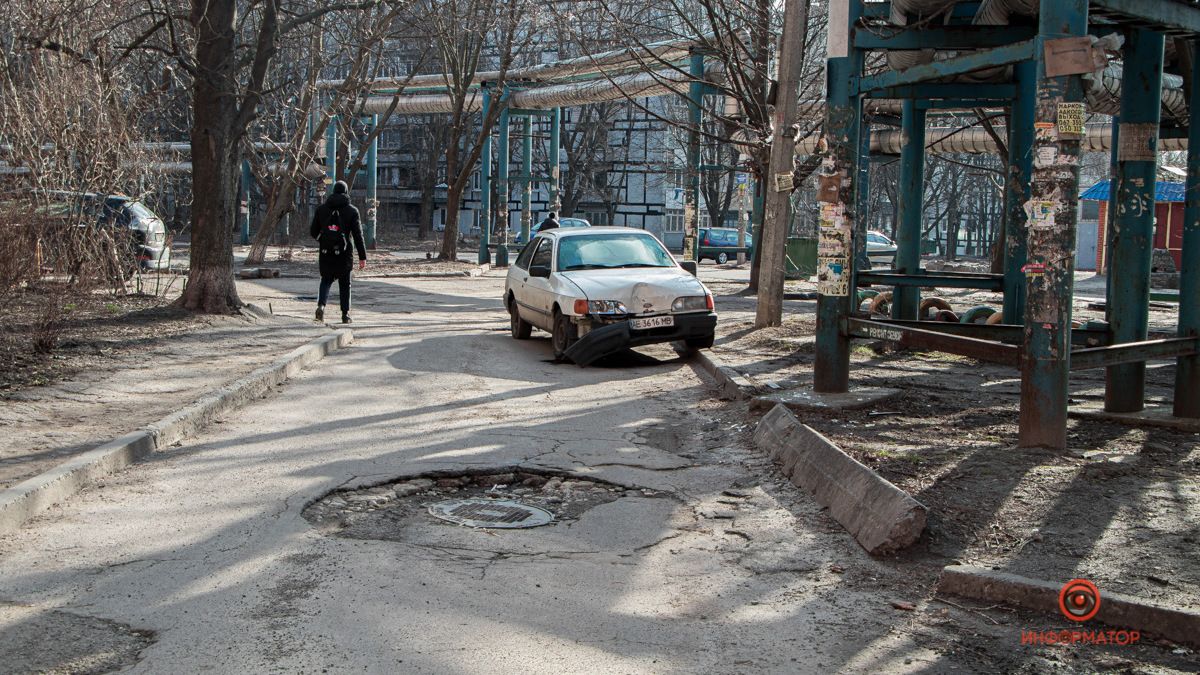 В Днепре пьяный водитель Ford врезался в опору и попытался сбежать