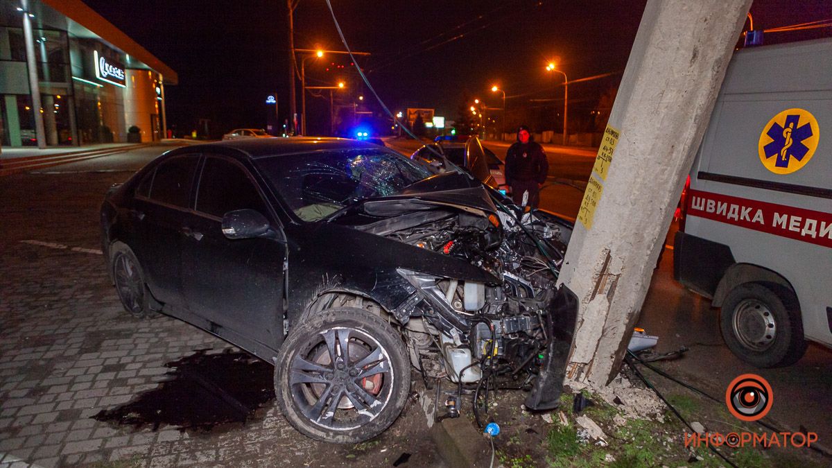 В Днепре на Набережной Победы Honda врезалась в столб возле автосалона Lexus