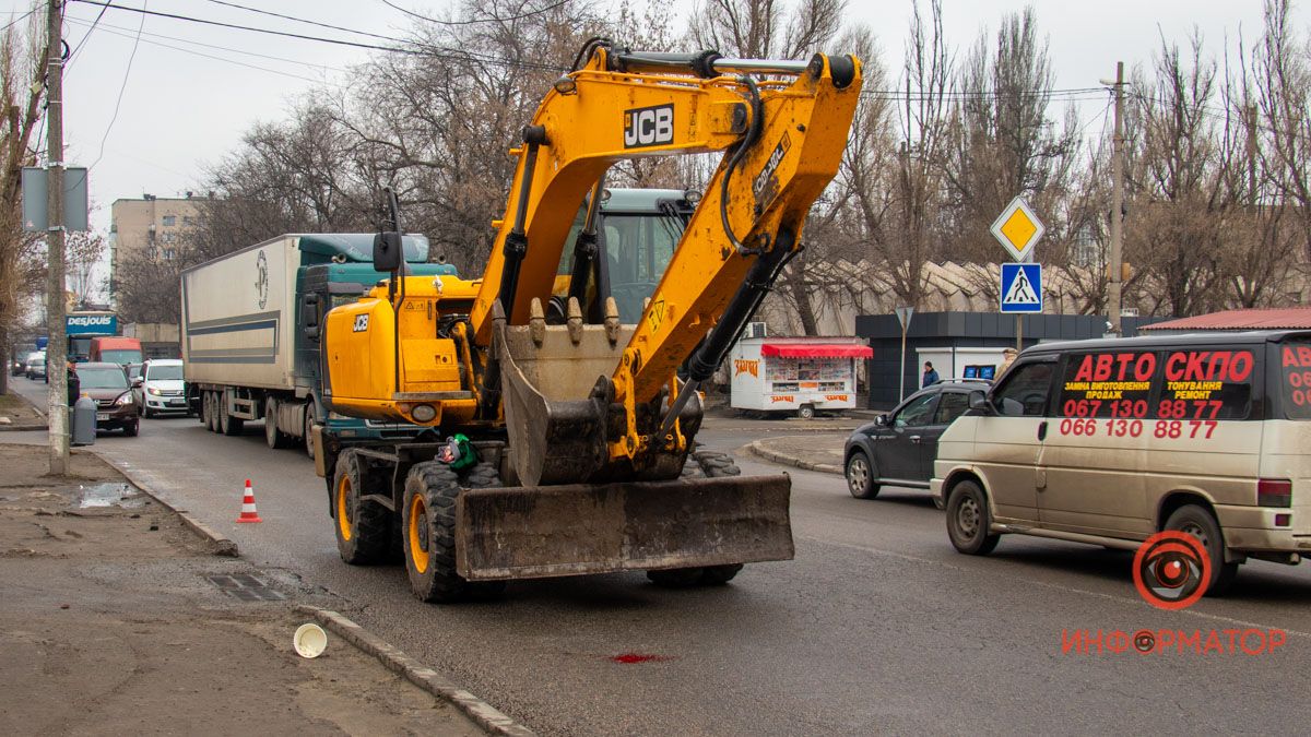 В Днепре на Байкальской экскаватор сбил женщину: пострадавшую забрала скорая