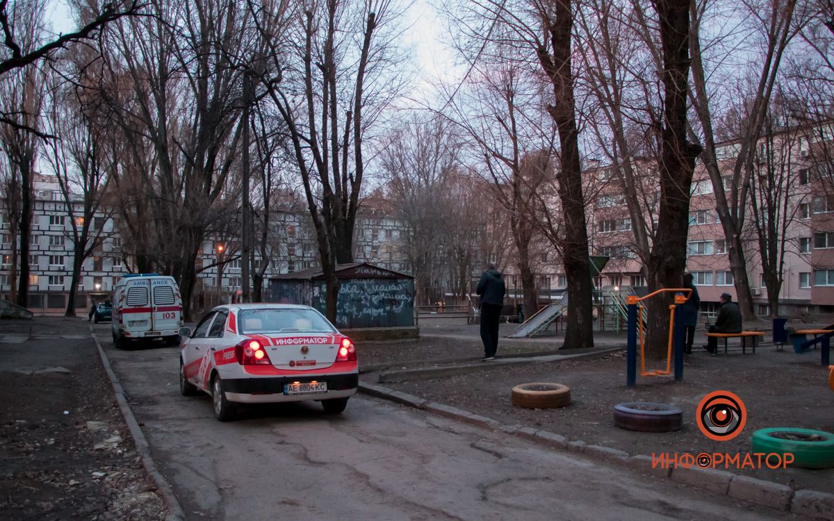 В Днепре возле детской площадки нашли повешенного мужчину