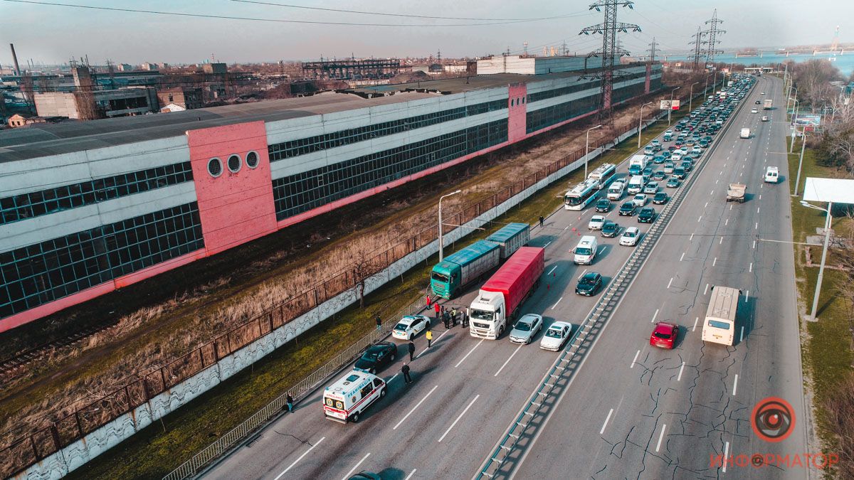 В Днепре на Набережной Заводской столкнулись Kia и две фуры: пробка тянется от Кайдакского моста