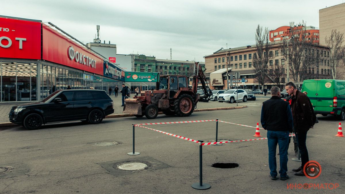 В Днепре возле ТРЦ "МОСТ-сити" провалился асфальт