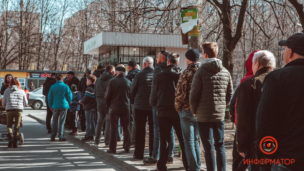 В цветочные в Днепре выстраиваются "километровые" очереди