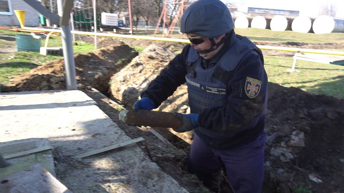 В аэропорту Днепра нашли еще три снаряда