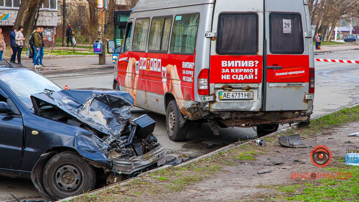 В Днепре на Героев Daewoo Lanos влетел маршрутку: мужчину зажало между двумя машинами